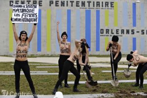 Manifestation des Femen pour Jacqueline Sauvage devant la prison de Saran